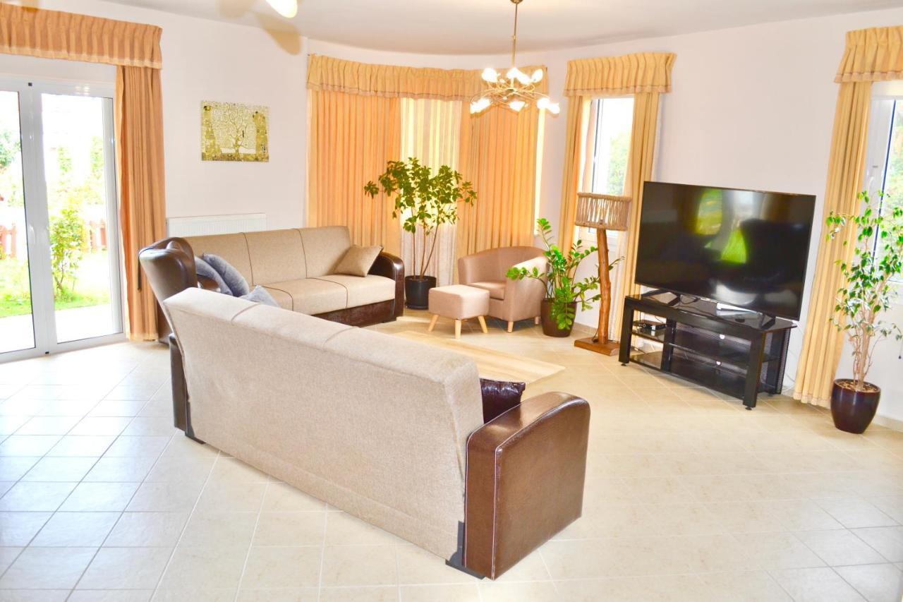 Giorgos Large Size Apartments -Family Friendly With Free Parking And Yard Views Heraklion  Ngoại thất bức ảnh