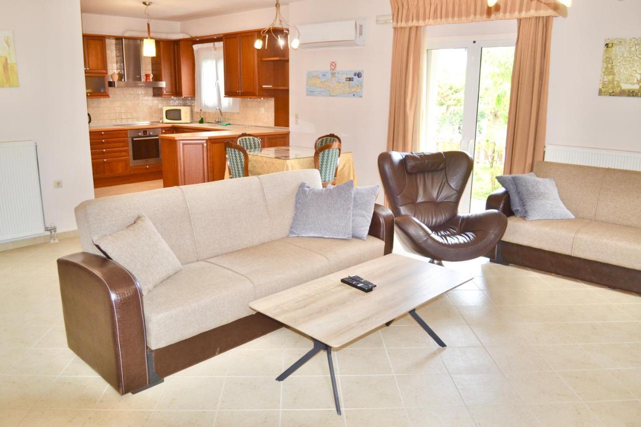 Giorgos Large Size Apartments -Family Friendly With Free Parking And Yard Views Heraklion  Ngoại thất bức ảnh